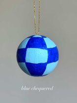 Geschilderde kerstbal - Handpainted Christmas bauble – blue chequered