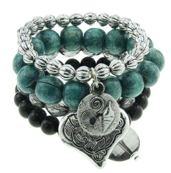 Armbandenset met groene en zwarte kralen, zilverkleurige kralen en een hartvormige bedel.