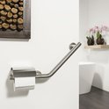 Badkamer met toiletrolhouder met klep en handgreep aan de rechterkant, bij de wand.