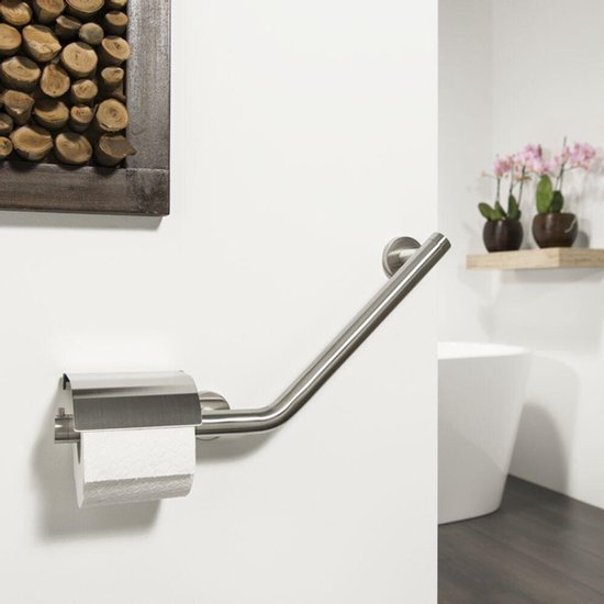 Badkamer met toiletrolhouder met klep en handgreep aan de rechterkant, bij de wand.