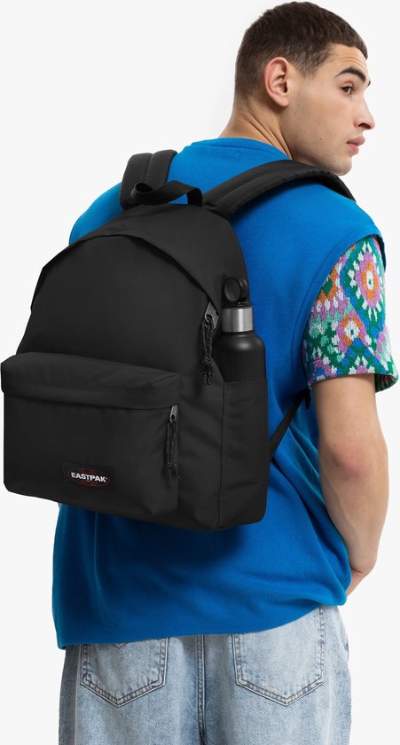 Zwarte Eastpak rugzak met zijvak voor waterfles, gedragen door een man.