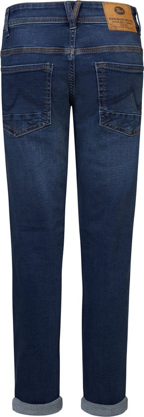 Achterkant van een blauwe jeans met omgeslagen broekspijpen en label.