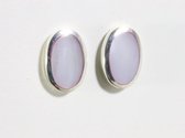 Boucles d'oreilles puces ovales en argent brillant avec nacre violette