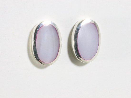 Ovale hoogglans zilveren oorstekers met paarse parelmoer