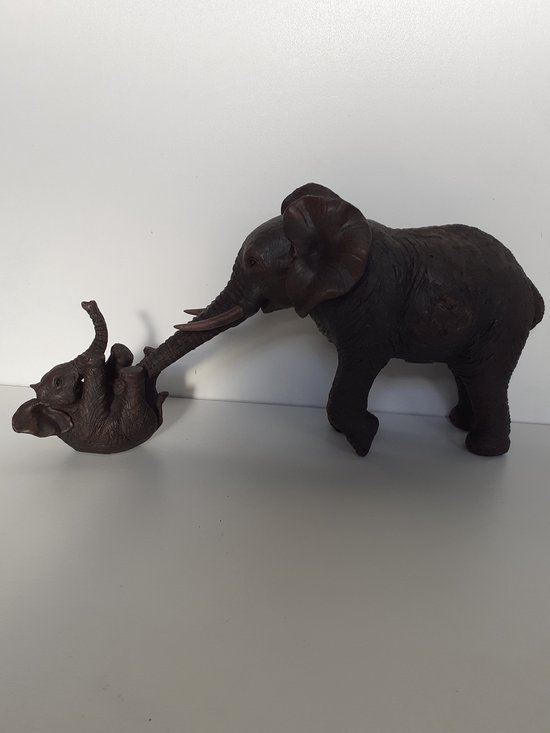 Olifanten beeld olifant met een baby aan haar slurf 20x38x9 cm