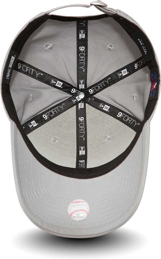Binnenkant van een grijze New Era 9FORTY pet met baseball logo op de klep.