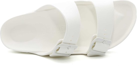 Vooraanzicht van een witte Birkenstock Arizona EVA slipper, met gespen.