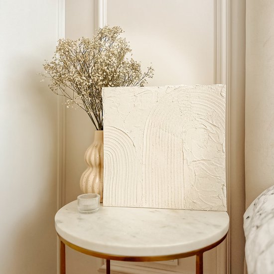 Textuurkunstwerk in crèmekleur met gedroogde bloemen in een vaas.