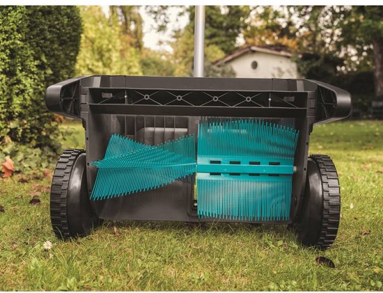 Onderkant van de Gardena bladverzamelaar, met zichtbare turquoise borstels en zwarte wielen.