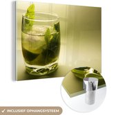 MuchoWow® Glasschilderij 120x80 cm - Schilderij acrylglas - Mojito cocktail op een groene achtergrond - Foto op glas - Schilderijen