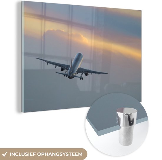 MuchoWow® Glasschilderij 120x80 cm - Schilderij acrylglas - Vliegtuig dat richting de zonsondergang vliegt - Foto op glas - Schilderijen
