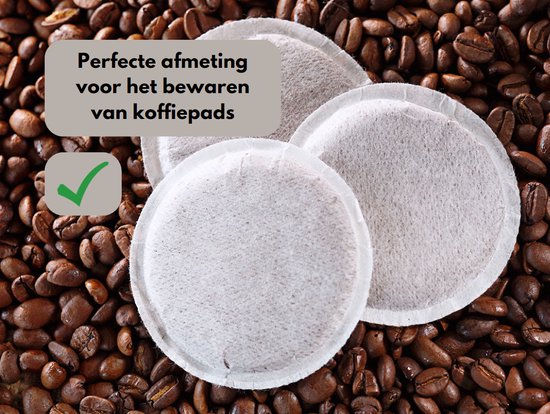 Koffiepads op een achtergrond van koffiebonen met de tekst 'Perfecte afmeting voor het bewaren van koffiepads'.
