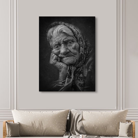 Portrait de femme au visage patiné avec tissu noué autour de la tête en noir et blanc 120x160 cm - Tirage photo sur toile (Décoration murale salon / chambre) XXL / Groot format!