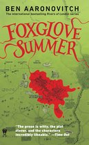Boekcover van Foxglove Summer van Ben Aaronovitch. Groene kaart met rode bloedvlek bij Rushpool. Met tekst.