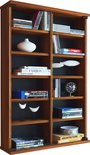 Une haute et étroite bibliothèque en bois brun foncé, six étagères avec divers livres, CD et objets décoratifs. L'armoire a des portes vitrées.