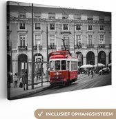 Canvas Schilderij Zwart-wit foto met een rode tram - 60x40 cm - Wanddecoratie