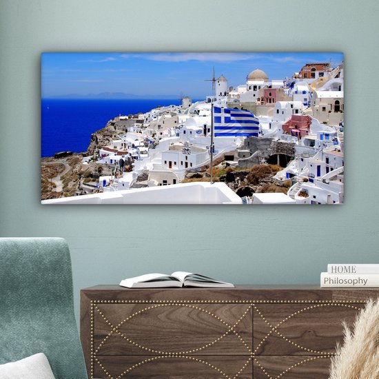 Canvas schilderij 80x40 cm - Wanddecoratie Vlag van Griekenland tussen de witte huisjes - Muurdecoratie woonkamer - Slaapkamer decoratie - Kamer accessoires - Schilderijen op canvas