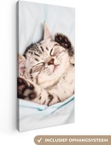 Canvas Schilderij Kitten - Grappig - Bed - Kinderen - Jongens - Meisjes - Kids - 20x40 cm - Wanddecoratie