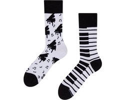 Verschillende Sokken met Piano's & Pianotoetsen - Sokken dames/heren maat 38-43 - Cadeau voor Muziekliefhebbers & Pianisten