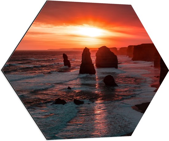 WallClassics - Dibond Hexagon - Rotsen in de Zee met Zonsondergang - 80x69.6 cm Foto op Hexagon (Met Ophangsysteem)