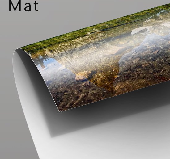 WallClassics - Poster (Mat) - Bootje op het Water Met Rode Maan - 60x40 cm Foto op Posterpapier met een Matte look