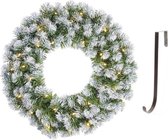 Kerstkrans/deurkrans groen verlichting 30 lampjes en sneeuw 60 cm met ijzeren hanger - Kerstversiering/kerstdecoratie kransen