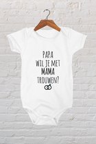 Hospitrix Baby Rompertje met Tekst " PAPA wil je met MAMA trouwen? " - Maat S - 0-3 maanden - 50/56 - Korte Mouw - Cadeau - Zwangerschap - Aankondiging  - Romper