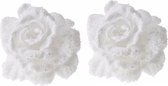 2x Kerstboomversiering op clip witte besneeuwde rozen 10 cm - Kerstboomversiering wit
