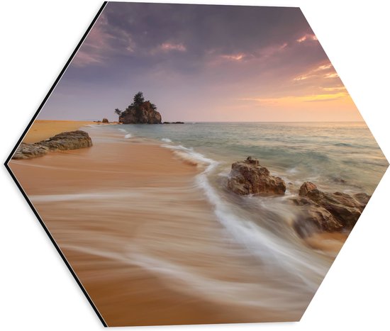 WallClassics - Dibond Hexagon - Zee met Rotsen bij Pastelkleurige Lucht - 40x34.8 cm Foto op Hexagon (Met Ophangsysteem)