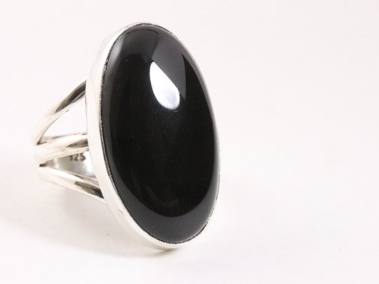Grote ovale zilveren ring met onyx - maat 18.5