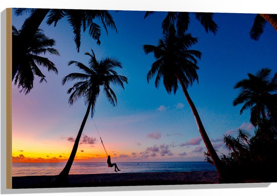 WallClassics - Hout - Schommelen op een Tropisch Strand bij Zonsondergang - 90x60 cm - 12 mm dik - Foto op Hout (Met Ophangsysteem)