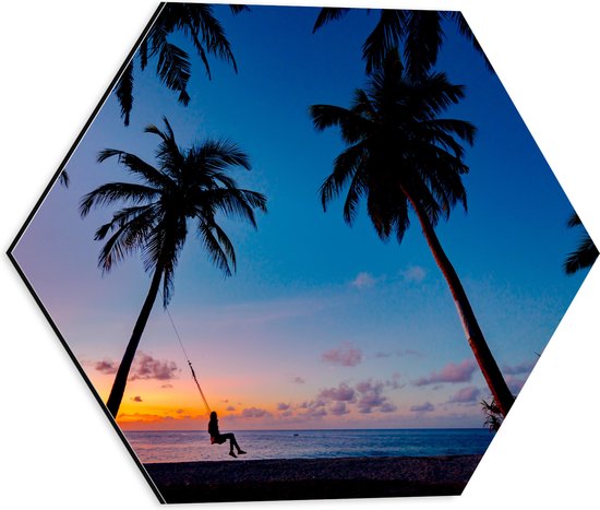 WallClassics - Dibond Hexagon - Schommelen op een Tropisch Strand bij Zonsondergang - 40x34.8 cm Foto op Hexagon (Met Ophangsysteem)