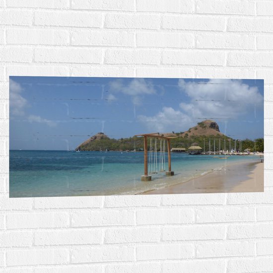WallClassics - Muursticker - Balançoires sur une plage tropicale - 100x50 cm Photo sur Muursticker