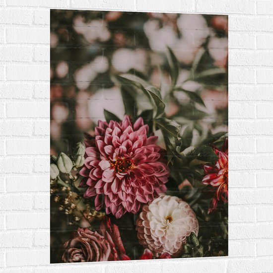 WallClassics - Muursticker - Close-Up van Rood/Roze en Witte Bloemen - 70x105 cm Foto op Muursticker