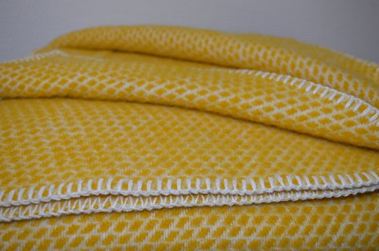 Wollen deken XXL - 150x200 cm - Plaid - Woondeken of éénpersoons deken - yellow