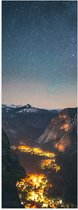 WallClassics - Poster Glossy - Lamp Tour between Montagnes - 40x120 cm Photo sur Papier Poster avec Finition Brillante