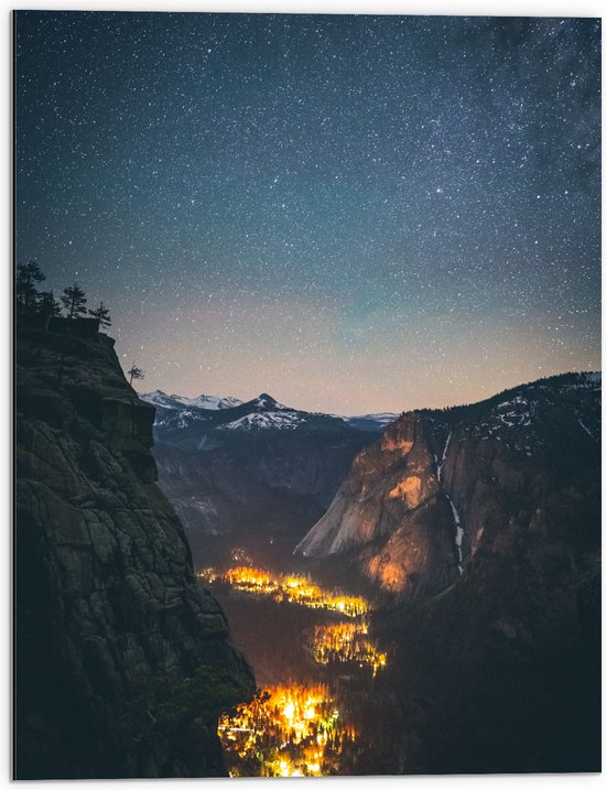 WallClassics - Dibond - Lampentocht tussen Bergen - 60x80 cm Foto op Aluminium (Met Ophangsysteem)