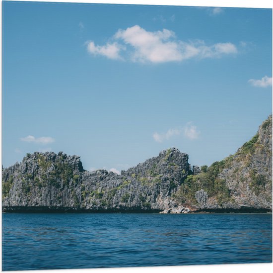 WallClassics - Drapeau - Montagnes aan Zee avec ciel bleu - Photo 80x80 cm sur drapeau en polyester
