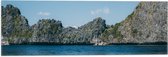WallClassics - Drapeau - Montagnes aan Zee avec ciel bleu - Photo 60x20 cm sur drapeau en polyester