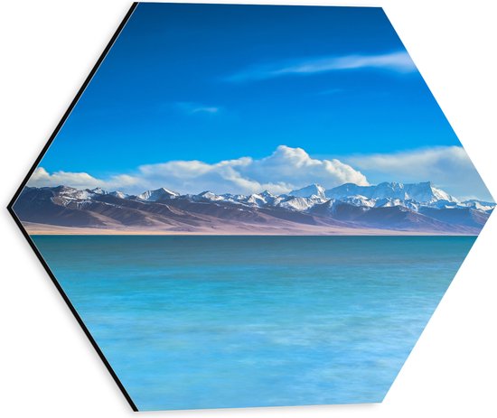 WallClassics - Dibond Hexagon - Bergen met Wolken aan het Water - 30x26.1 cm Foto op Hexagon (Met Ophangsysteem)