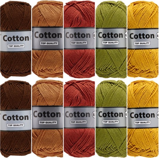 Dix pelotes de coton aux couleurs d'automne : marron, brun orangé, rouille, vert olive et jaune moutarde. Chacune avec l'étiquette "Cotton TOP QUALITY".