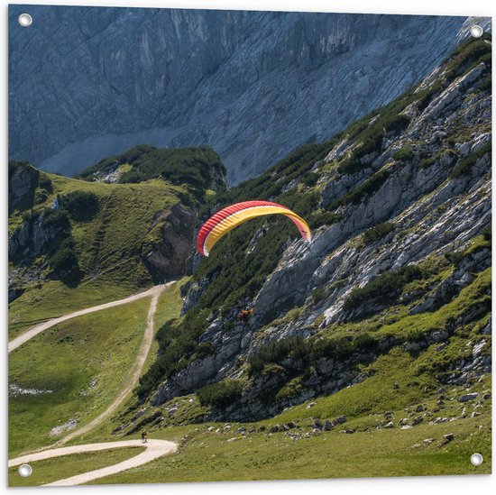 WallClassics - Tuinposter – Paraglidend door de Bergen en Natuur - 80x80 cm Foto op Tuinposter  (wanddecoratie voor buiten en binnen)