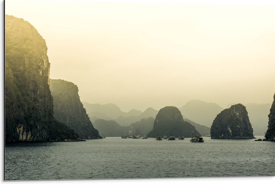 WallClassics - Dibond - Ha Long Bay - Vietnam - 75x50 cm Foto op Aluminium (Wanddecoratie van metaal)