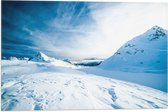 WallClassics - Drapeau - Plaine de neige dans les Montagnes - Photo 60x40 cm sur drapeau en polyester