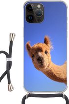 Geschikt voorApple Iphone 14 Pro Max - Crossbody Case - Alpaca - Bruin - Blauw - Siliconen - Crossbody - Backcover met Koord - Telefoonhoesje met koord - Hoesje met touw