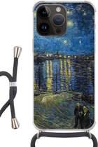 Geschikt voorApple Iphone 14 Pro - Crossbody Case - Sterrennacht boven de Orsay Parijs - Vincent Van Gogh - Siliconen - Crossbody - Backcover met Koord - Telefoonhoesje met koord - Hoesje met touw