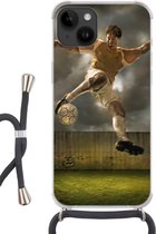 Geschikt voorApple Iphone 14 - Crossbody Case - Een illustratie van een voetballer die tegen de bal schopt - Jongens - Jongetje - Kids - Siliconen - Crossbody - Backcover met Koord - Telefoonhoesje met koord - Hoesje met touw