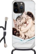 Geschikt voorApple Iphone 14 Pro - Crossbody Case - Kitten - Grappig - Bed - Kinderen - Jongens - Meisjes - Kids - Siliconen - Crossbody - Backcover met Koord - Telefoonhoesje met koord - Hoesje met touw