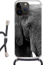 Geschikt voorApple Iphone 14 Pro - Crossbody Case - Olifant - Dieren - Zwart - Wit - Natuur - Siliconen - Crossbody - Backcover met Koord - Telefoonhoesje met koord - Hoesje met touw
