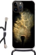 Geschikt voorApple Iphone 14 Pro Max - Crossbody Case - Goud poeder op een zwarte achtergrond - Siliconen - Crossbody - Backcover met Koord - Telefoonhoesje met koord - Hoesje met touw